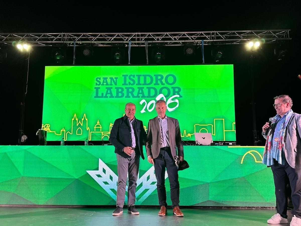 Cipriano García entrega el reconocimiento a Jose Román Mezquita