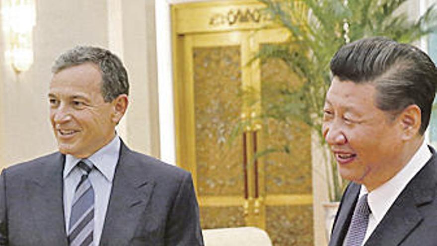 Robert Iger y Xi Jinping. // Efe