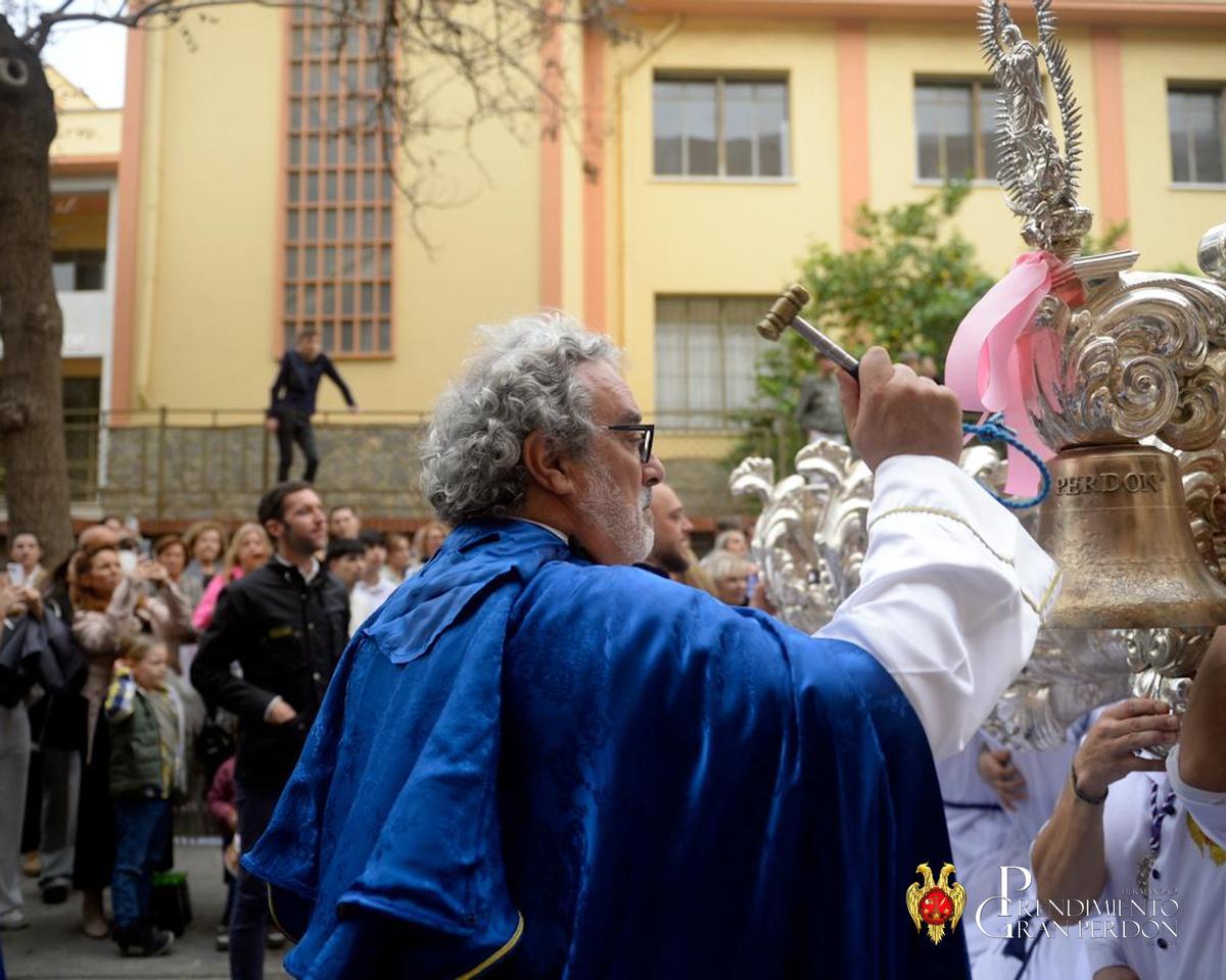 Juan Manuel Gutiérrez con el trono de la Virgen del Gran Perdón.