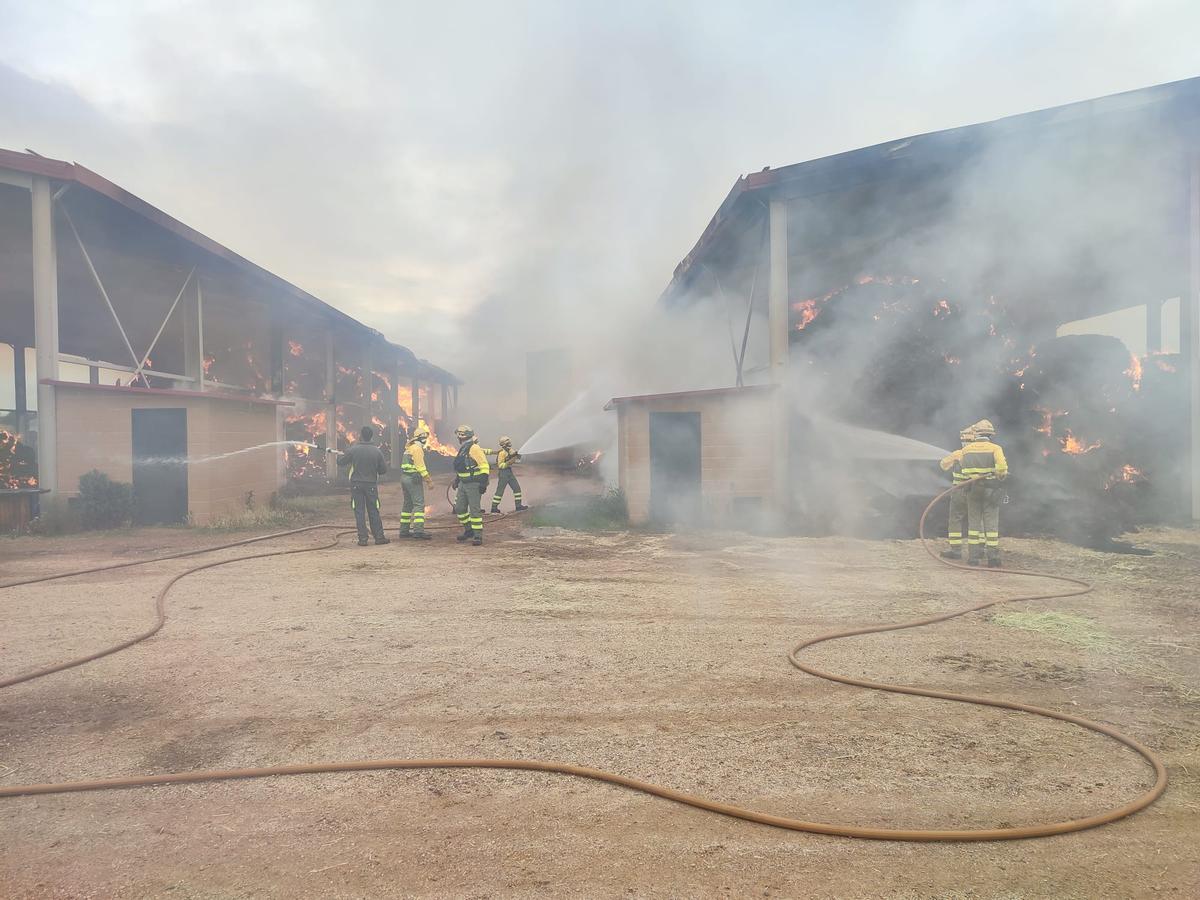 Arde un almacén en Granja de Moreruela.