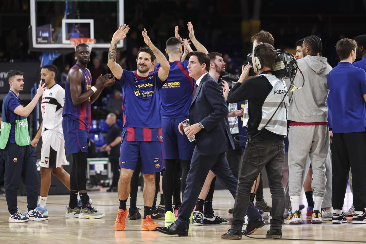 Los jugadores del Barça aplauden a los espectadores del Palau después de batir con claridad al Covirán Granada.