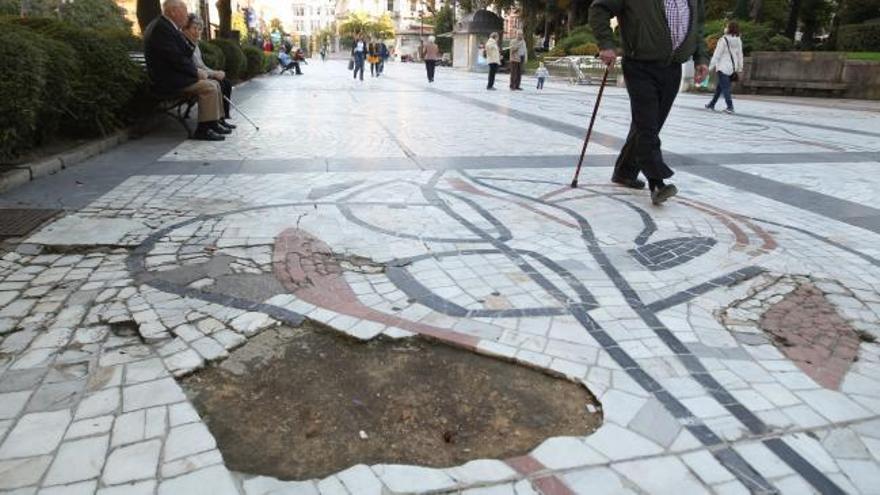 Así está el mosaico del paseo de los Álamos: "Resilta bochornoso", dicen los expertos