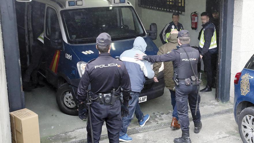 El pase a disposición judicial en marzo de 2017 motivó un amplio dispositivo policial en Vigo. // M.G.Brea