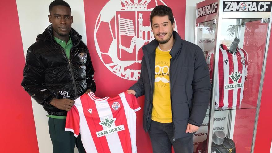 El Zamora CF firma una nueva alianza comercial y ficha un central para el filial