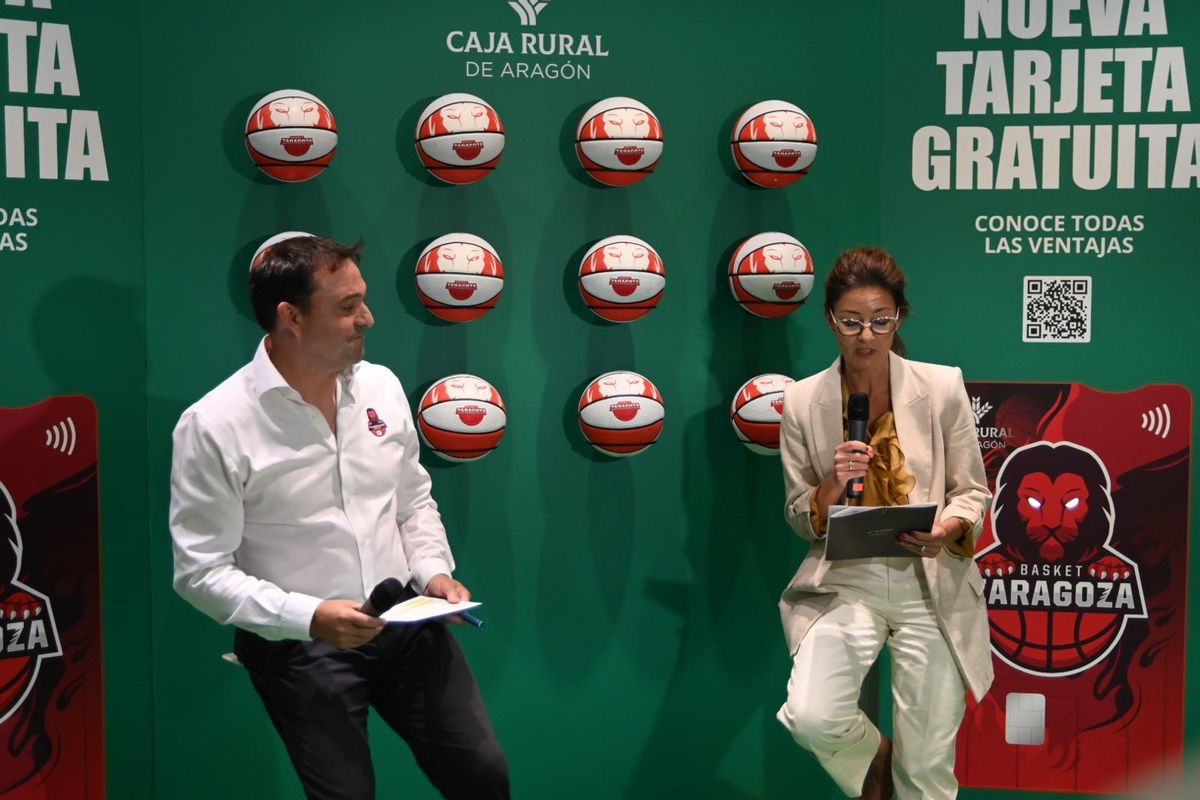 David Aso, junto a la gerente de Caja Rural de Aragón