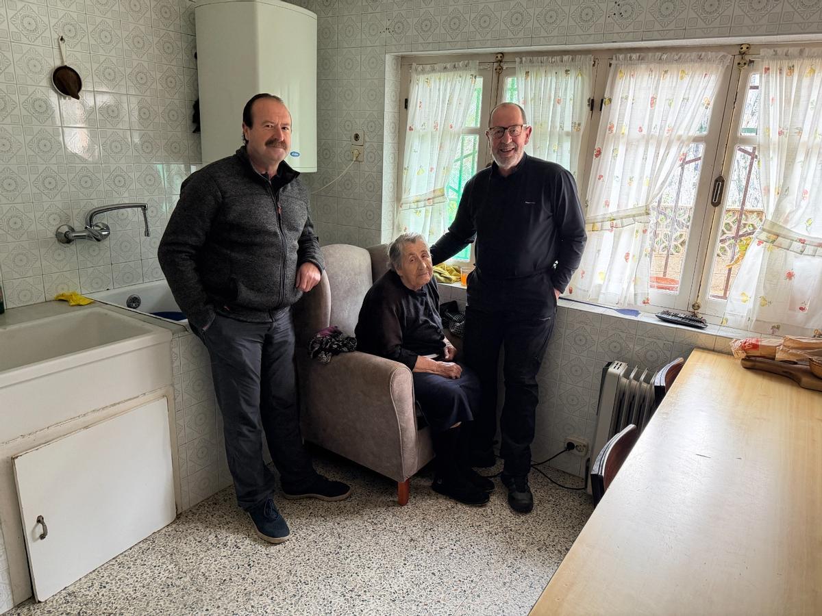 María Teresa Martínez Noriega, con sus hijos Melchor –a la izquierda– y Tomás Lobeto.