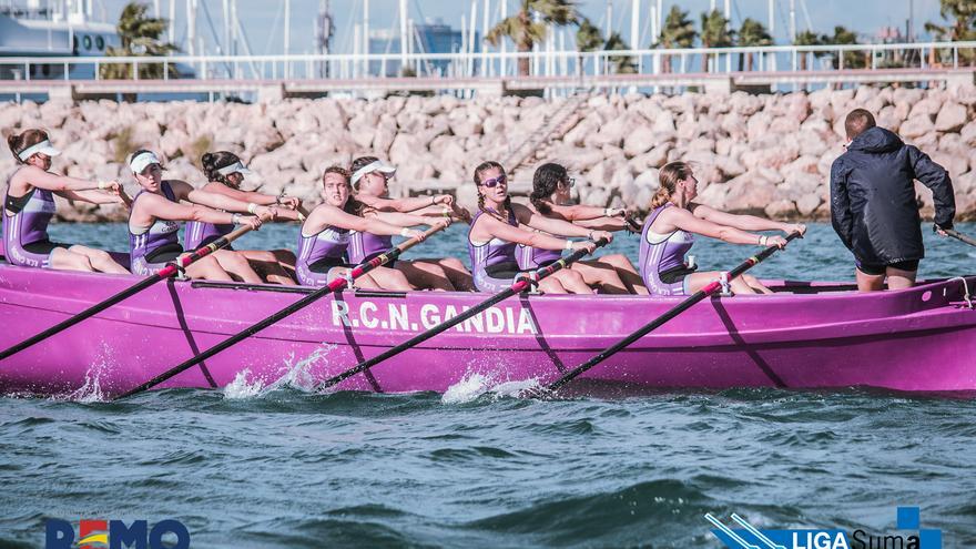 Las remeras absolutas del RCN Gandia durante su regata