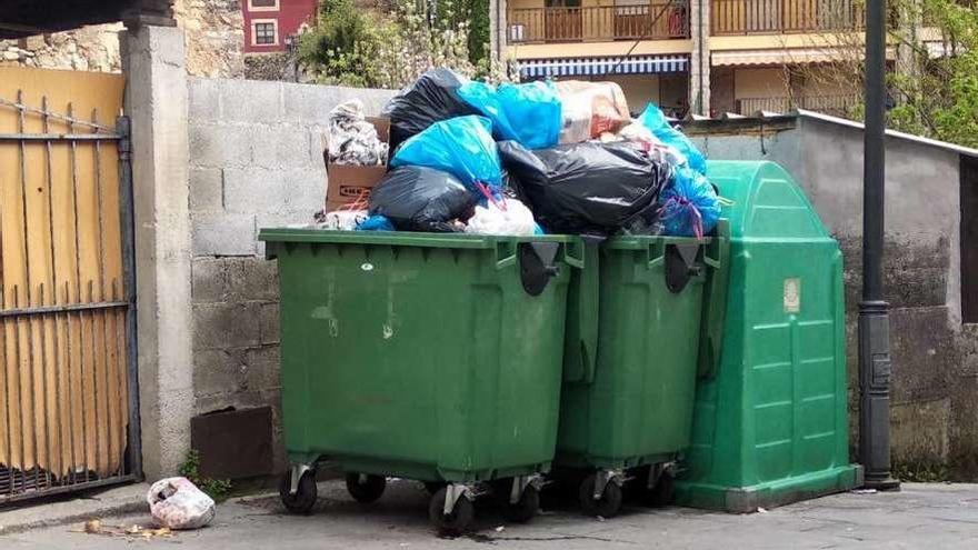 Denuncian la basura en Arenas a las puertas de la Semana Santa