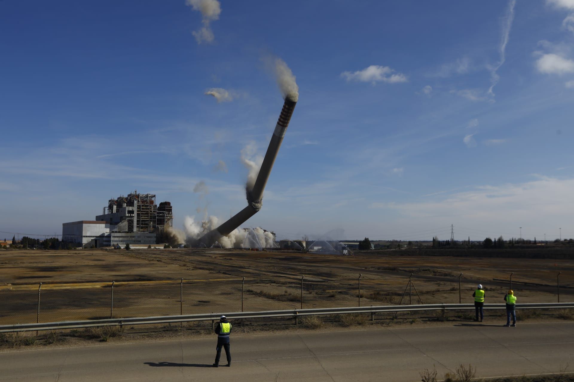 Así ha sido la demolición de la chimenea de Andorra