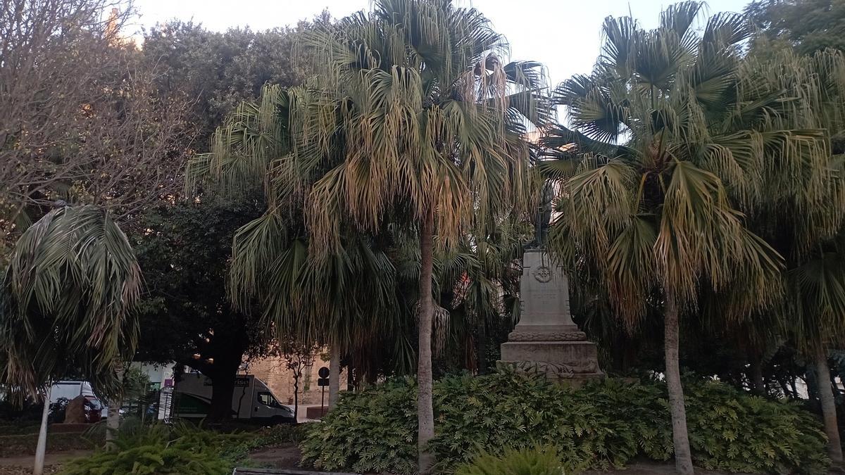 El monumento al Comandante Benítez, que en 2026 cumplirá un siglo, detrás de las palmeras del Parque, esta semana.