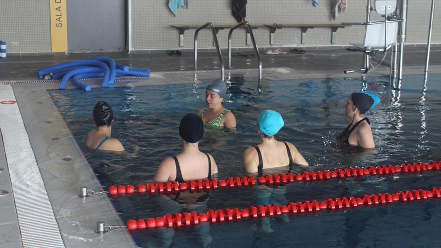 La matrona de Almàssera ofrece un curso gratuito para embarazadas en la piscina