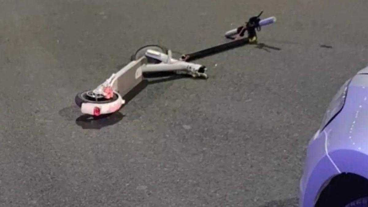 Imagen de archivo de una patineta accidentada