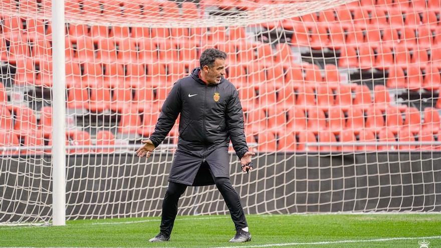 Luis García, ayer durante el entrenamiento que dirigió en Son Moix.