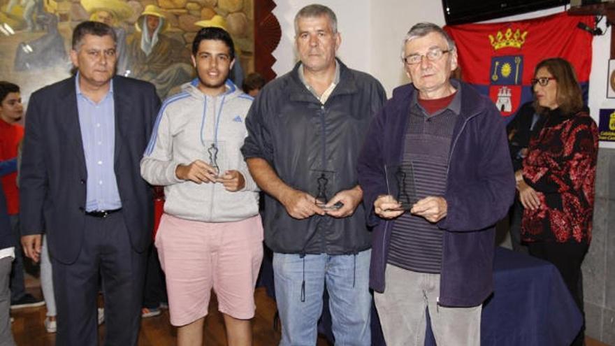 Juan Viera, Diego Agejas, Antonio Aguilera y el vencedor del torneo, Neboisa Illijin. Detrás, Elvira Pérez.