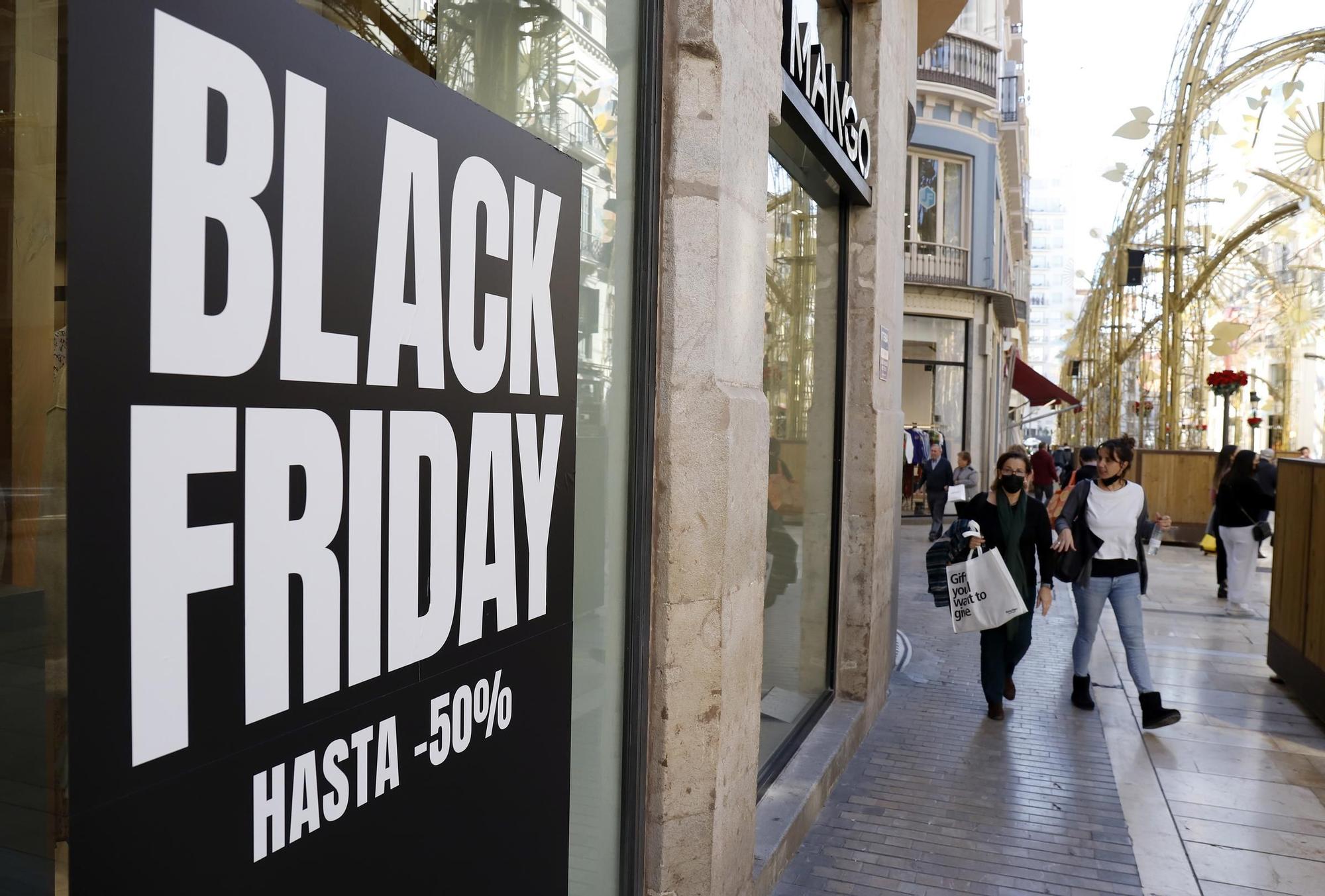 Comerciantes anuncian en sus escaparates los descuentos por comprar en la semana del Black Friday