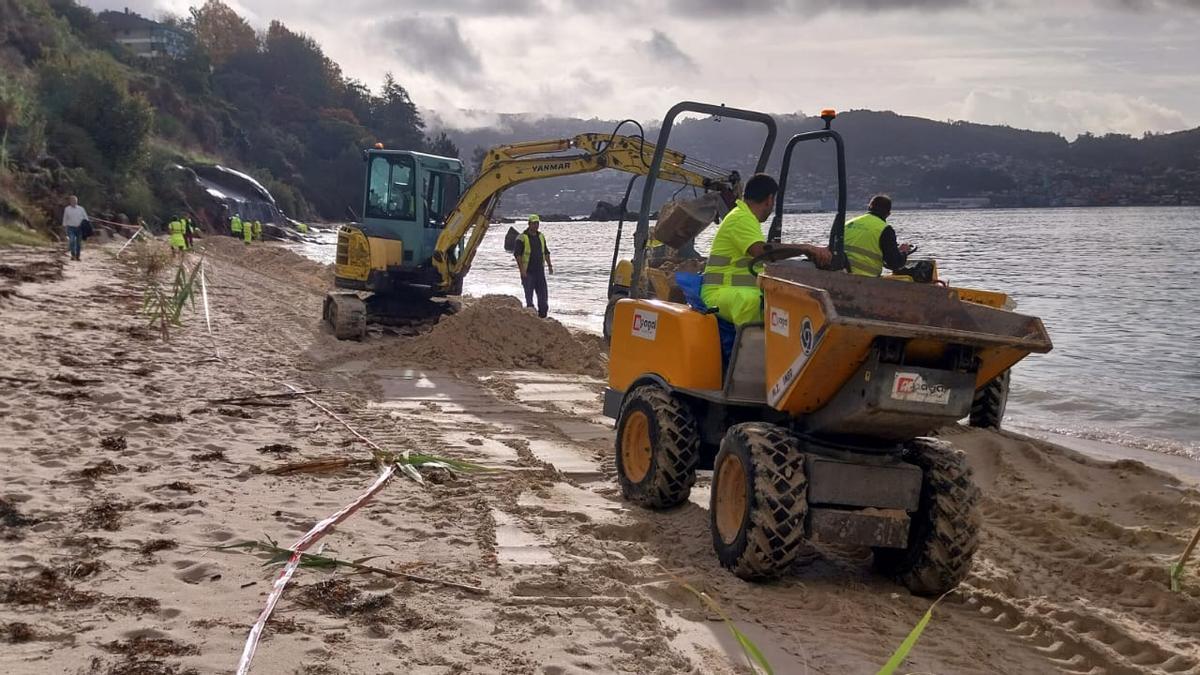 Trabajos de limpieza del vertido de aceite de palma en la playa de A Dorna en Domaio