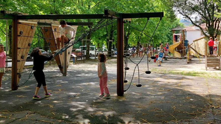Nenas e nenos xogando nun parque público da cidade
