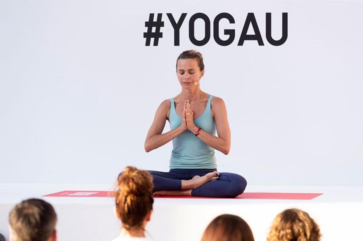 Verónica Blume en la 'masterclass' de yoga al aire libre junto a Uniqlo