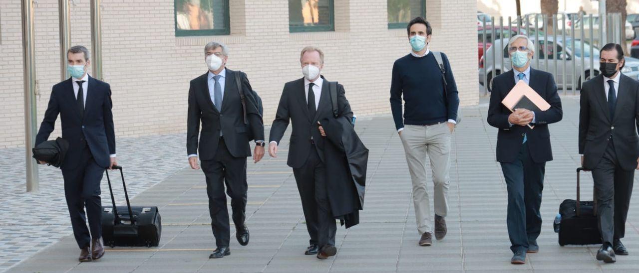 Los acusados del caso Castor, a su llegada a la Ciudad de la Justicia, junto a sus abogados.