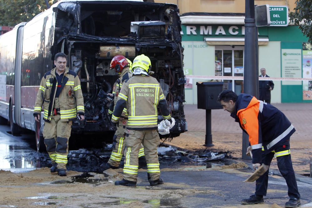 Un autobús de la EMT se incendia en Valencia