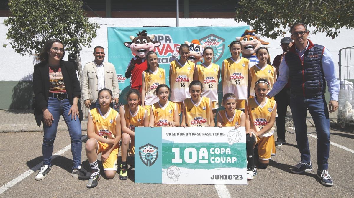 El Cordobasket recoge el trofeo de campeón de baloncesto en la Copa Covap.