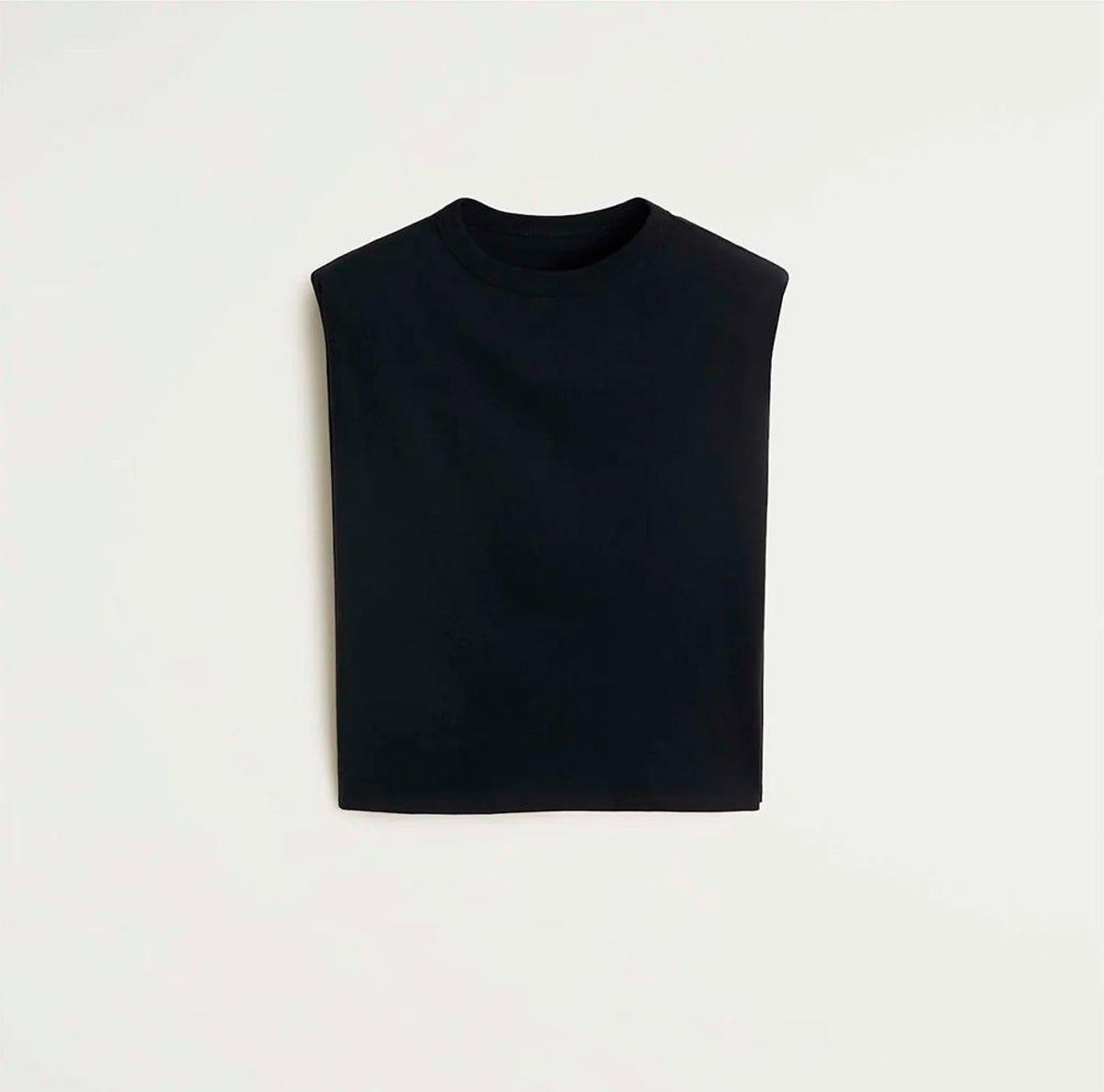 Camiseta con hombreras negra de Mango. (Precio: 15,99 euros)