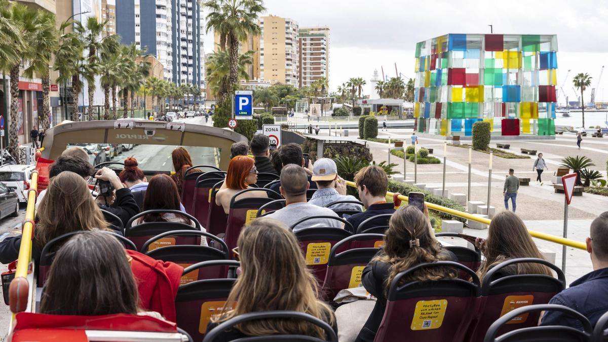 Autobús de la ruta Una Málaga de cine, a su paso por el Museo Pompidou.