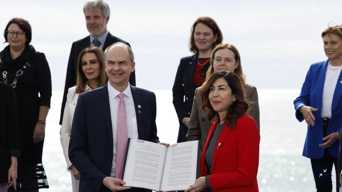 Tourismus-Staatssekretärin Rosana Morillo (Spanien) und Hubert Martin Gambs (Europäische Kommission, Österreich) halten die Erklärung von Palma in Händen.