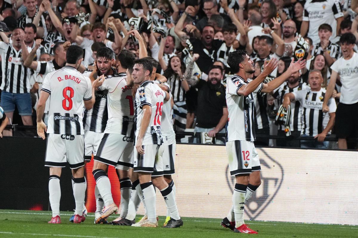 Los jugadores celebran el gol de Brignani.