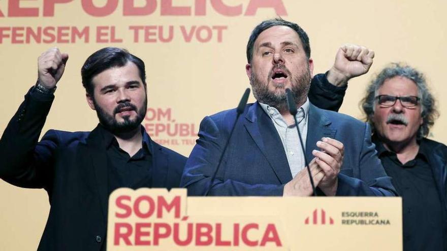 Los líderes de Esquerra Republicana de Cataluña, Gabriel Rufián, Oriol Junqueras y Jordi Tarda.