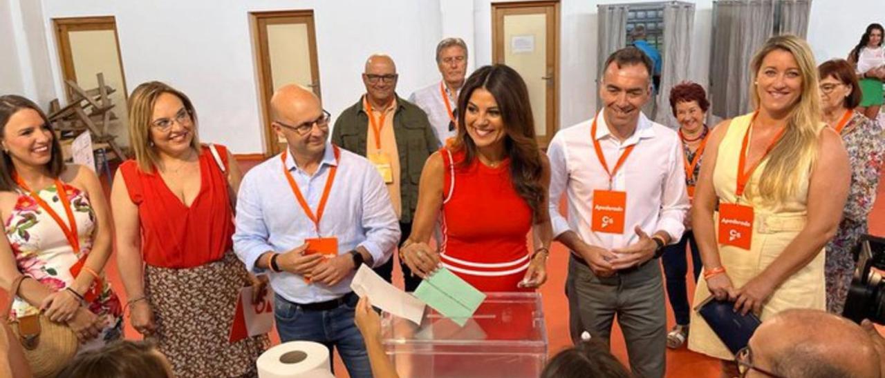 La candidata de Ciudadanos Nuria Rodríguez votó ayer en Mijas.