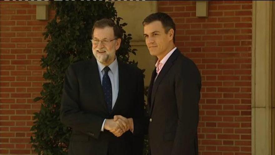 Mariano Rajoy y Pedro Sánchez se reúnen de urgencia para consensuar una respuesta a Puigdemont