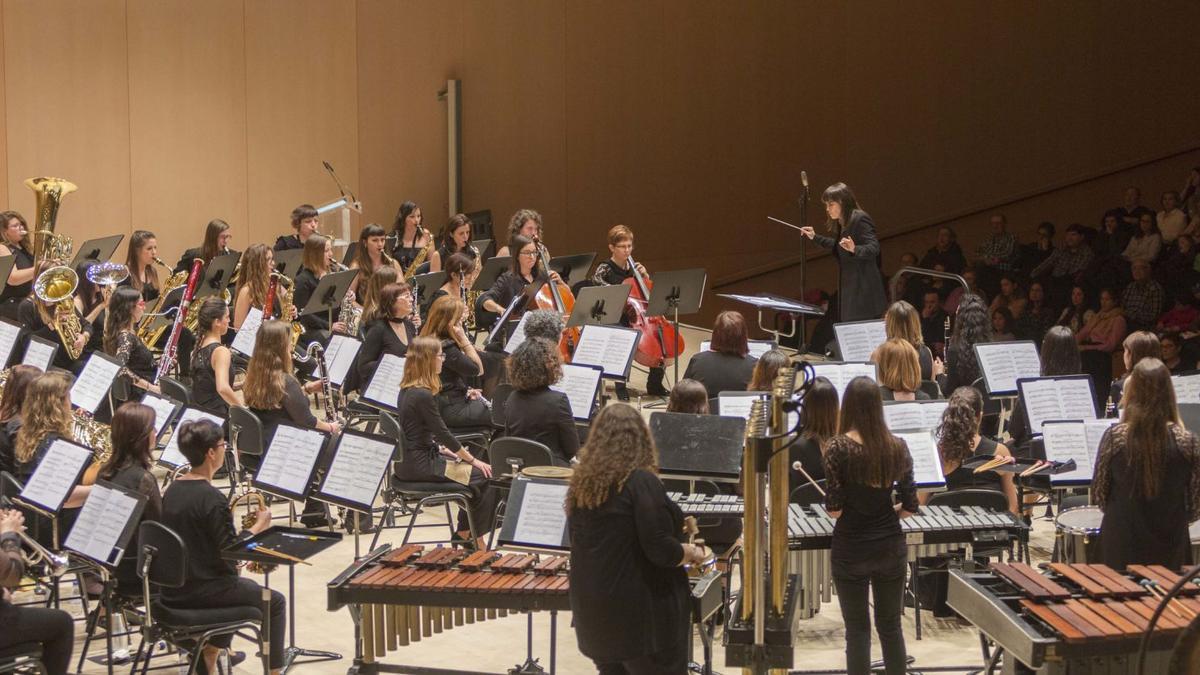 La formació 
durant un concert. l-emv