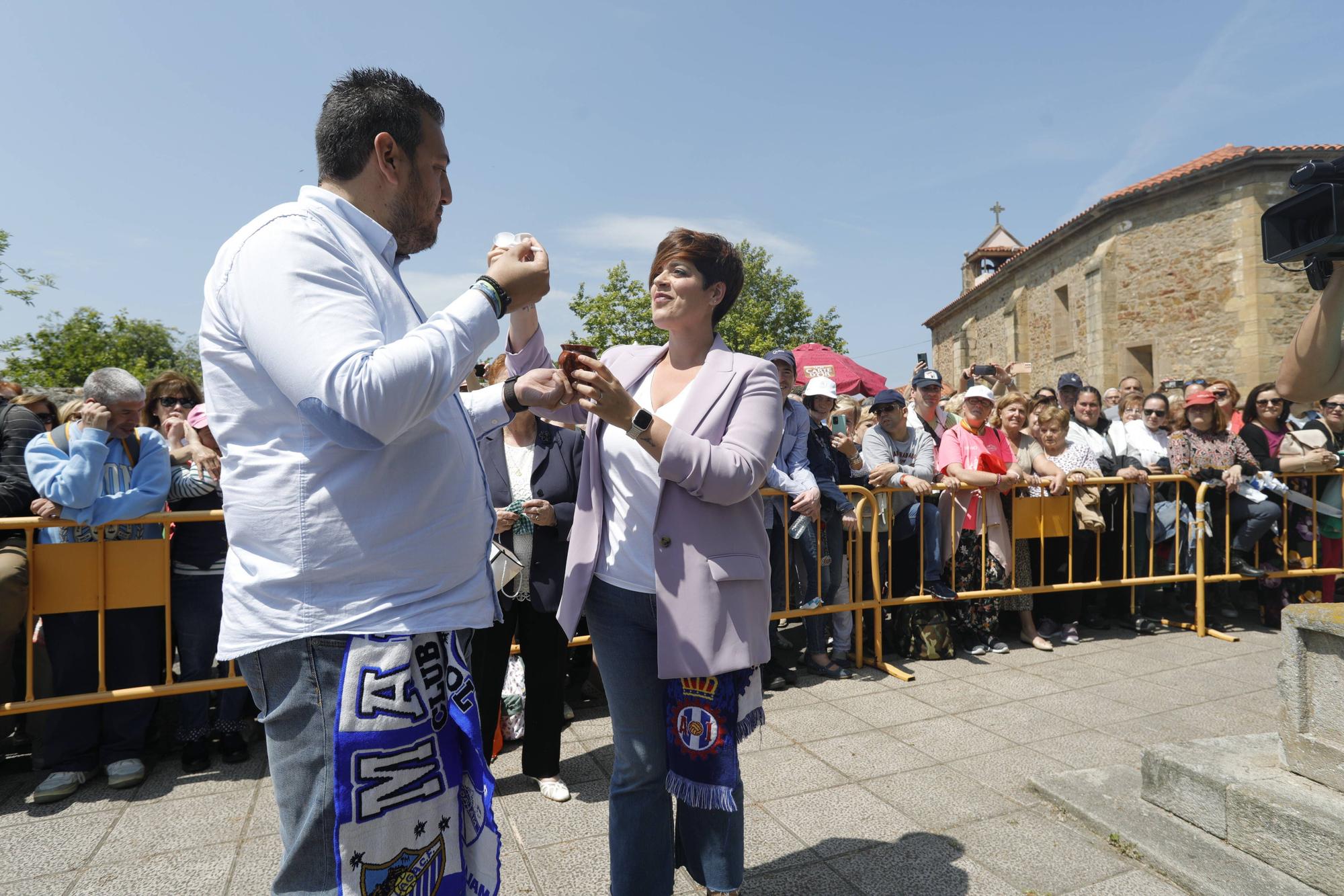 En imágenes: Tradicional rito del beso en la ermita de La Luz de Avilés