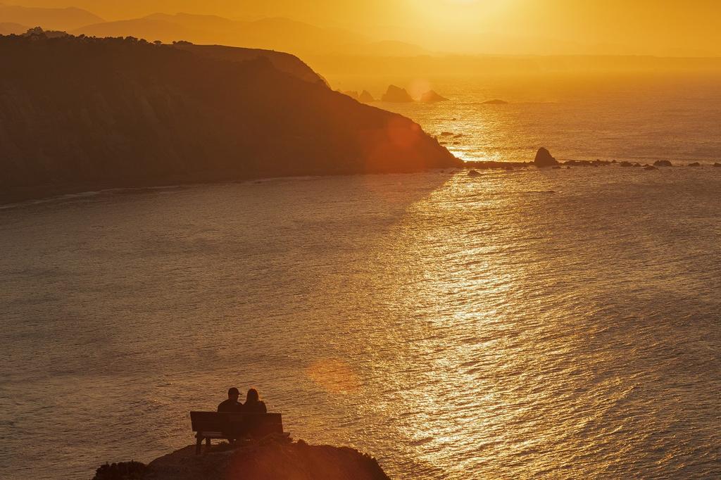 Pareja al atardecer en el banco del mirador del Sablón.