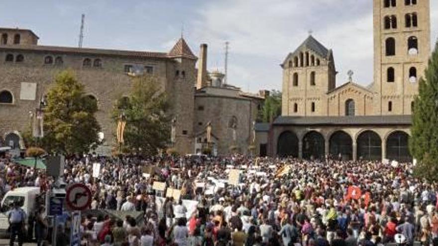 Ripoll fa un pas endavant i clama per la pau i es concentra contra el terrorisme