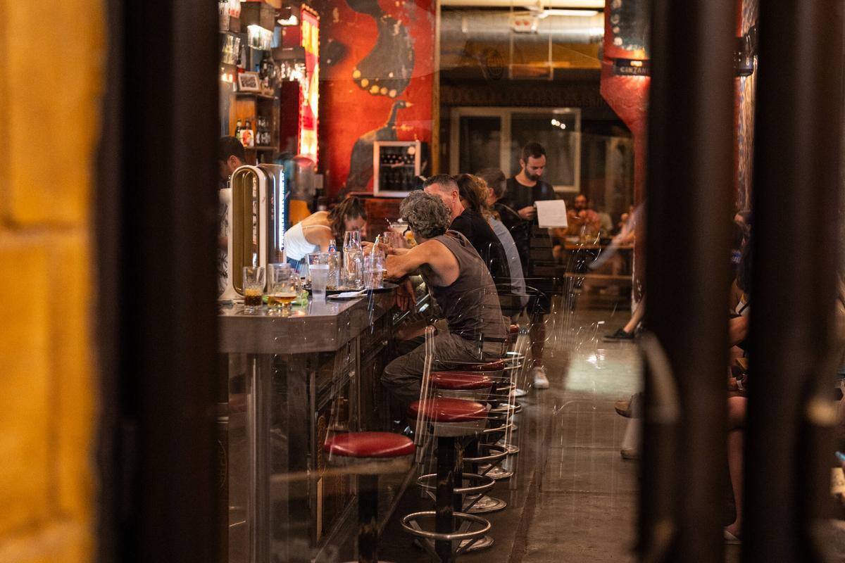 Clientes en el interior de un bar del distrito de Ciutat Vella, en Barcelona.