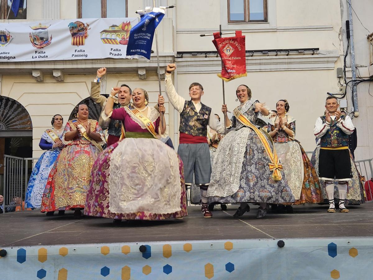 La falla Cambro celebra el primer premio.