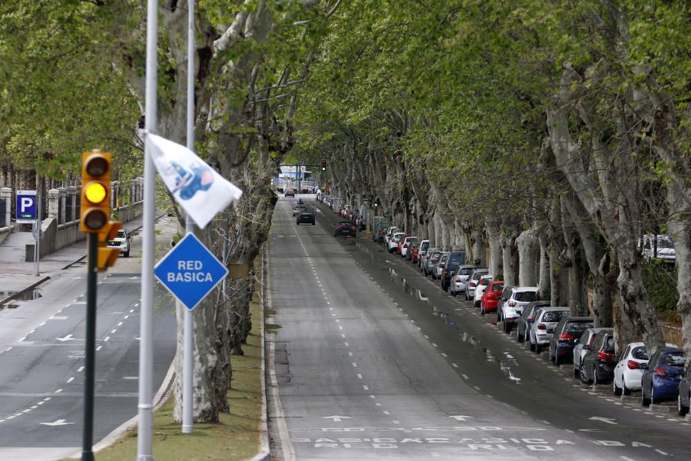 Con más de una semana de confinamiento cumplida, la ciudad de Málaga sigue dejando imágenes desoladoras en sus calles. Pocos transeúntes en puntos siempre tan bulliciosos como el Muelle Uno o apenas tráfico en el Paseo de los Curas, normalmente atestado de vehículos a cualquier hora del día.