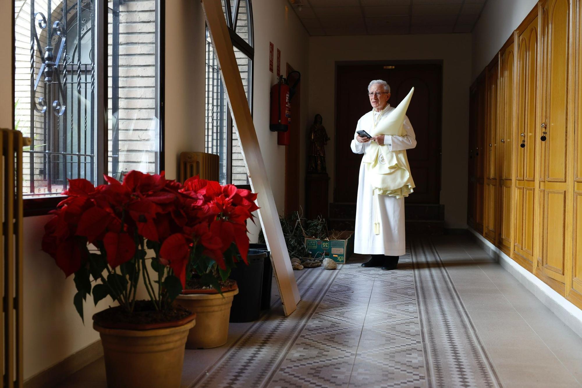 En imágenes | La Cofradía de la Institución de la Sagrada Eucaristía recorre las calles de Zaragoza el Jueves Santo