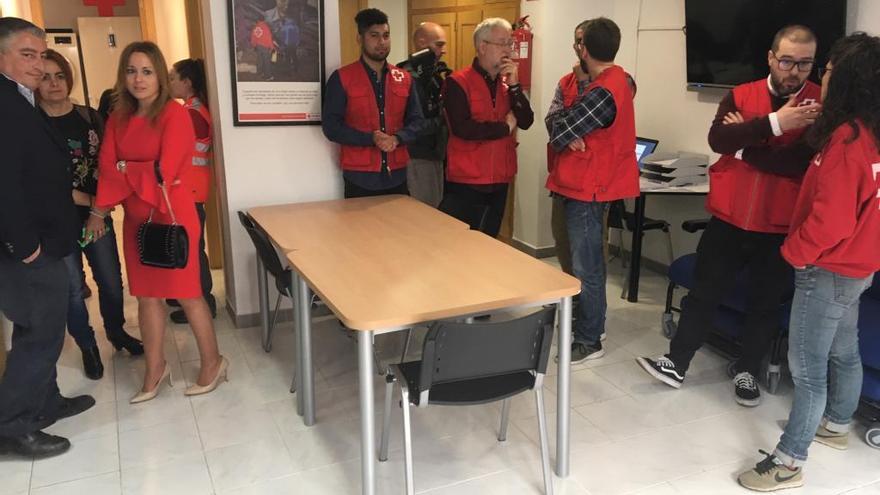 Voluntarios de la Cruz Roja, en el Centro de Atención de San Pedro.