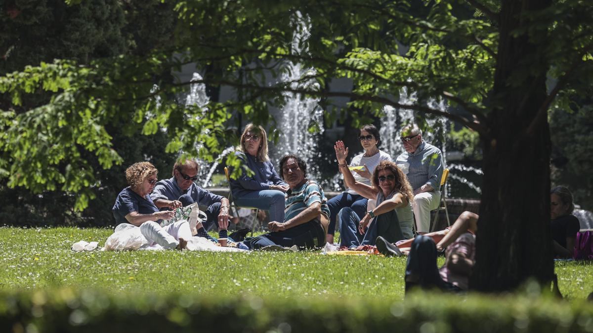 Oviedo se entrega a la fiesta: miles de personas celebran el Martes de Campo