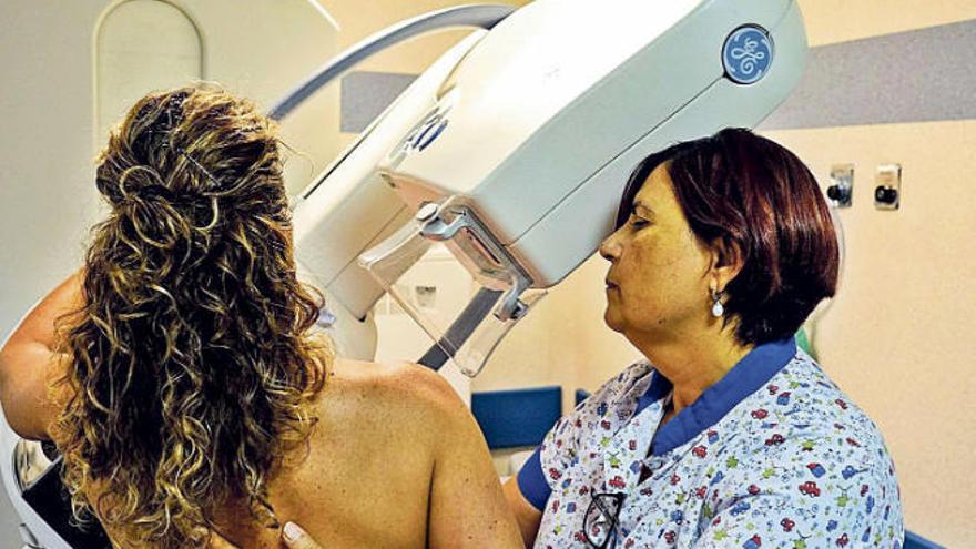 Una mujer se somete a una mamografía.