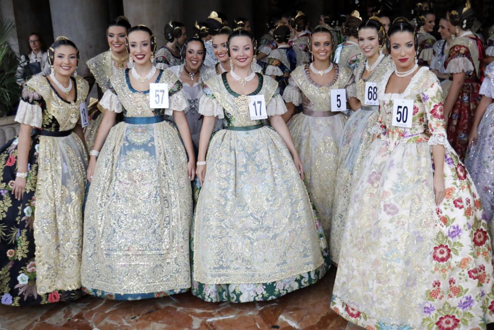 Las aspirantes a fallera mayor conocen el Salón de Cristal