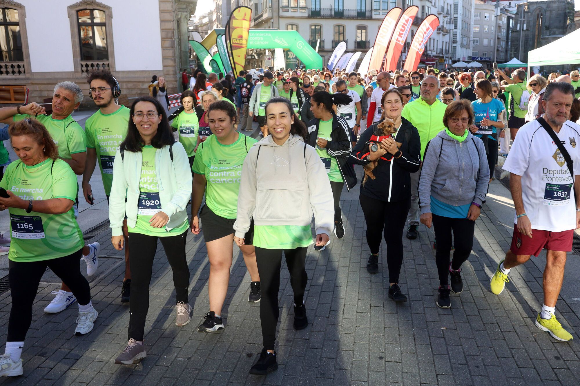 Dos mil setecientos participantes convirtieron la Marcha contra el cáncer de Pontevedra en la más multitudinaria de Galicia