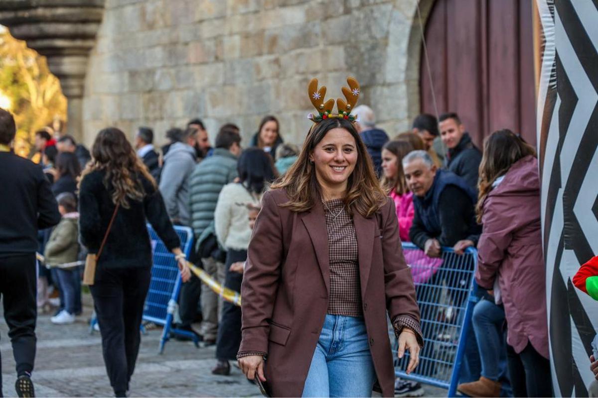 Cambados despide el año con miles de pisadas... y disfraces navideños