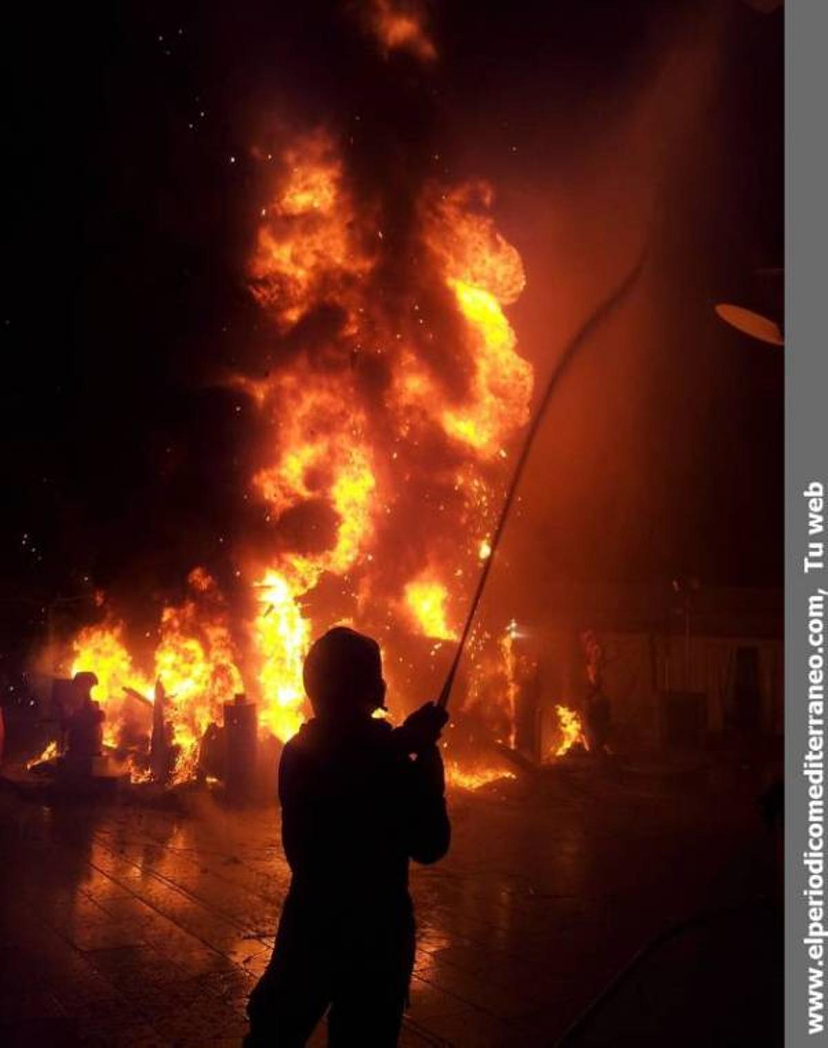 GALERÍA DE FOTOS - El fuego devora las fallas de la provincia.