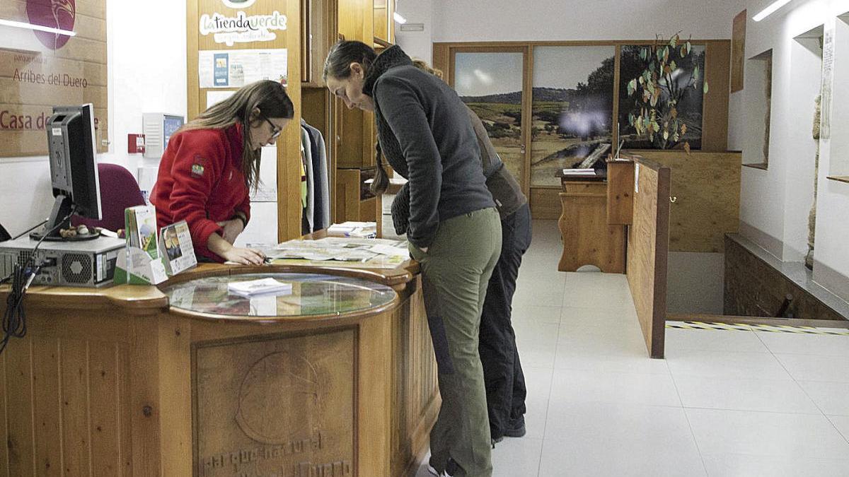 Turistas en la Casa del Parque situada en la localidad de Fermoselle.