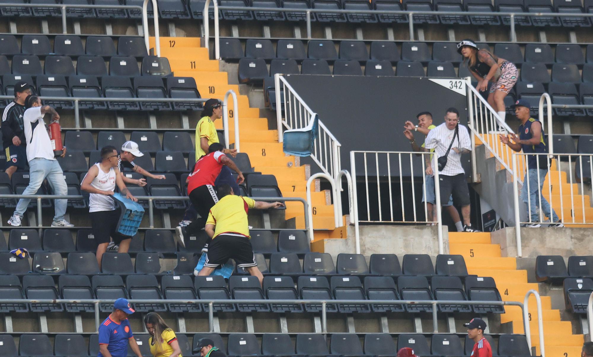 Las imágenes de la batalla campal en Mestalla