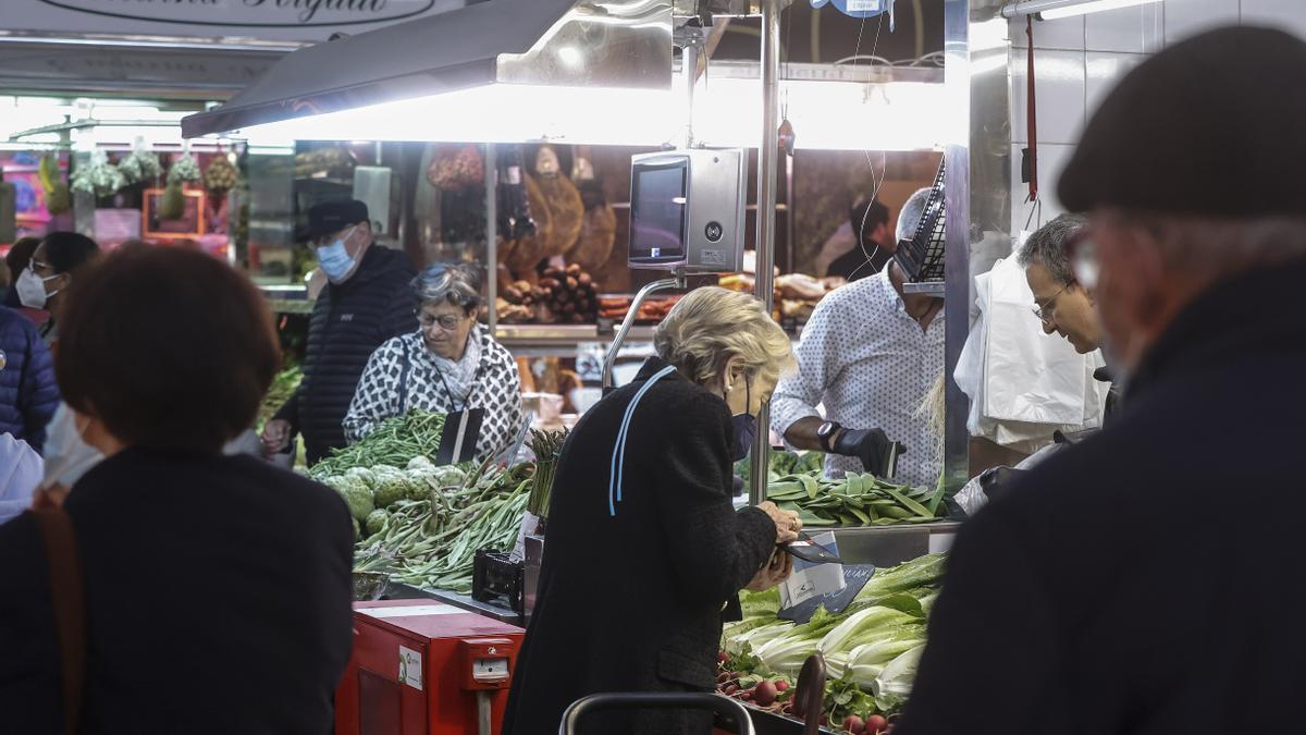 Varios personas en un mercado en el día en que ha entrado en vigor el decreto que pone fin al uso de la mascarilla en la mayoría de interiores